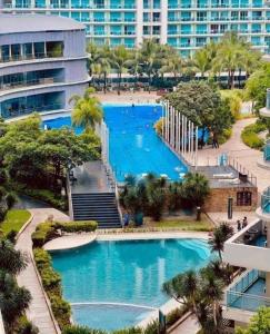 - une vue sur la piscine d'un complexe dans l'établissement SM Bicutan Rooms, à Manille
