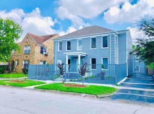 une grande maison bleue avec une clôture bleue dans l'établissement Prolific Red Luxe: Private Deck + Stylish Living, à Houston