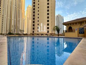 Bazén v ubytování 2BR High Floor Apartment in JBR with Sea & Ain View nebo v jeho okolí