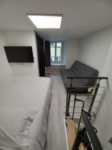 Charmant T2 duplex Centre de Foix的电视和/或娱乐中心