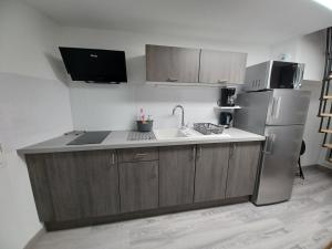 Charmant T2 duplex Centre de Foix的厨房或小厨房