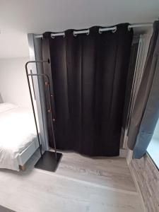 Charmant T2 duplex Centre de Foix客房内的一张或多张床位