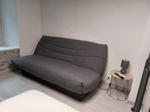 Charmant T2 duplex Centre de Foix的休息区