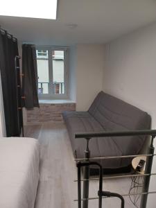 Charmant T2 duplex Centre de Foix的休息区