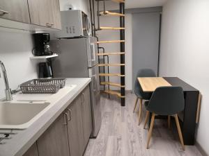 Charmant T2 duplex Centre de Foix的厨房或小厨房