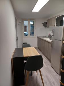 Charmant T2 duplex Centre de Foix的厨房或小厨房