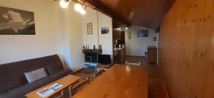 sala de estar con sofá y mesa en Appartement 6 personnes à Saint-Jean-De-Sixt, Navette gratuite vers La Clusaz et Le Grand Bornand, en Saint-Jean-de-Sixt