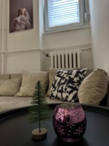 uma sala de estar com uma mesa com uma árvore de Natal em The Šljivka em Belgrado