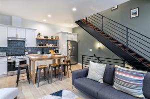 uma sala de estar com um sofá e uma cozinha em Cozy Industrial Home in Ballard, Walk Score 95! em Seattle