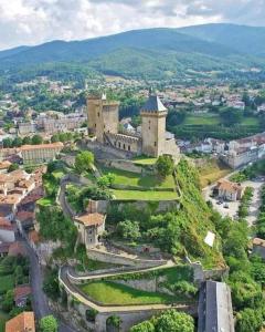- une vue aérienne sur un château sur une colline dans l'établissement Charmant T2 duplex Centre de Foix, à Foix