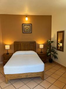 Cama o camas de una habitación en Hotel Jardín del Cantador