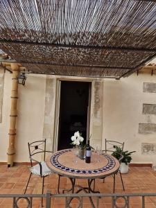 Case MonterossoにあるLa Chiusazzaの天井のパティオ(テーブル、椅子付)
