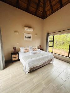 En eller flere senge i et værelse på Ndoto Cottage