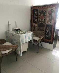 ein Esszimmer mit einem Tisch und 2 Stühlen in der Unterkunft Studio Park in Montevideo