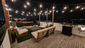 eine Dachterrasse mit Stühlen und eine Bar mit Lichtern in der Unterkunft Cozy Industrial Home in Ballard, Walk Score 95! in Seattle