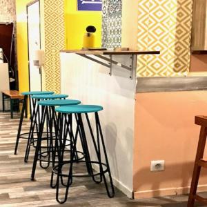 trendy hostel في إيفري سور سين: صف من المقاعد في بار في مطعم