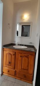 y baño con lavabo y espejo. en Belgrano 238 en Capilla del Monte