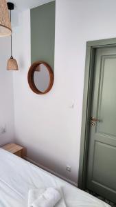 een slaapkamer met een bed en een spiegel aan de muur bij Apartament Staszica 6 in Słupsk