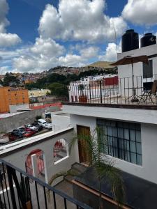 un balcón de un edificio con vistas a un aparcamiento en Hotel Jardín del Cantador, en Guanajuato