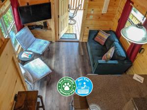 una vista aérea de una sala de estar en una cabaña en Ani Cabin Tiny Home Bordered By National Forest, en Chattanooga