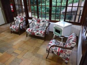 sala de estar con 2 sillas y fogones en AP3 - 1dorm privado próx Garten Shop-Universidades, en Joinville