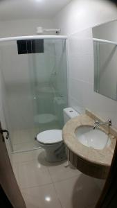 uma casa de banho com um WC, um lavatório e um chuveiro em AP2-Studio privado próx Garten Shopp-Universidades em Joinville