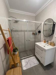 Ένα μπάνιο στο Luxury Apartment with pool in historical town and great surfing beaches
