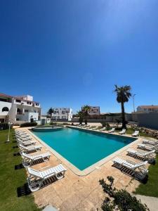 Πισίνα στο ή κοντά στο Luxury Apartment with pool in historical town and great surfing beaches