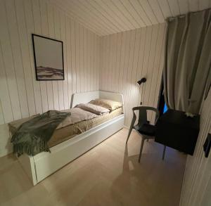 - une chambre avec un lit et une chaise dans l'établissement Tondikaku Holiday Home, à Otepää