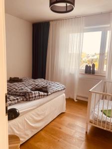 um quarto com uma cama e uma janela em Ferienwohnung Gierse em Schmallenberg