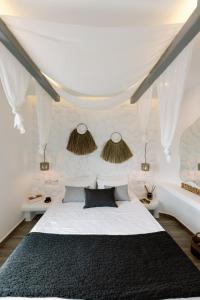 1 dormitorio con 1 cama grande con dosel blanco en Hidden Gem Villa Aqua Marine - Sea View - Mikri Vigla Beach, en Naxos Chora