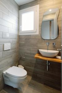 Un baño con inodoro, lavabo y espejo. en Hidden Gem Villa Aqua Marine - Sea View - Mikri Vigla Beach, en Naxos Chora 27 fotos más