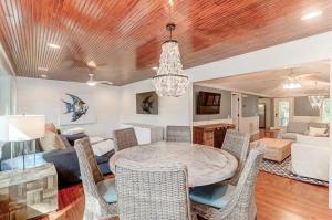 ein Esszimmer und ein Wohnzimmer mit einem Tisch und Stühlen in der Unterkunft 29 Twin Oaks in Isle of Palms