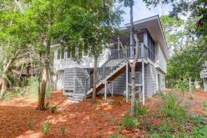 ein Haus mit einer Treppe, die hinauf führt in der Unterkunft 29 Twin Oaks in Isle of Palms