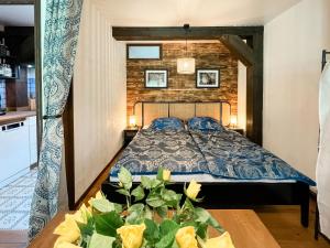um quarto com uma cama e uma mesa com flores em Geographer´s Suite em Siegsdorf