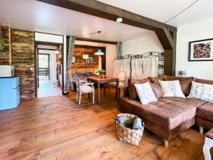 ein Wohnzimmer mit einem Sofa und einem Tisch in der Unterkunft Geographer´s Suite in Siegsdorf