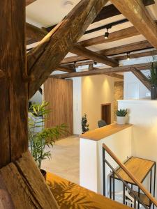 an open kitchen and living room with wooden ceilings at Neu - Wenkheimer Hof Scheunen-Loft in Iphofen