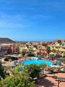 een uitzicht op het zwembad van een resort bij Sunset Apartment 3 & Heated pool in Los Cristianos