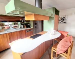 eine Küche mit einer weißen Arbeitsplatte und Holzschränken in der Unterkunft New 1 bedroom Flat in City Center - GAR68 in Luxemburg (Stadt)