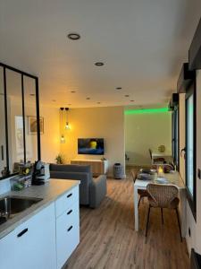 cocina y sala de estar con sofá y mesa en Bali suites - Basel / Dreilander, en Saint-Louis