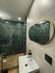 bagno con lavandino e specchio di Bali suites - Basel / Dreilander a Saint-Louis