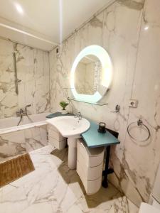 ein Badezimmer mit einem Waschbecken, einer Badewanne und einem Spiegel in der Unterkunft New 1 bedroom Flat in City Center - GAR68 in Luxemburg (Stadt)