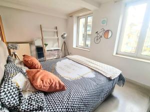 ein Schlafzimmer mit einem Bett mit Kissen darauf in der Unterkunft New 1 bedroom Flat in City Center - GAR68 in Luxemburg (Stadt)