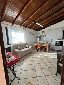 ein Wohnzimmer mit einem Sofa und einem Tisch in der Unterkunft Casa mamma Etna in Zafferana Etnea