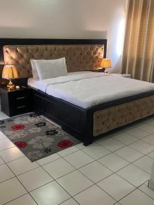 Rúm í herbergi á Hôtel rotana