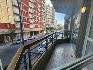 - un balcon donnant sur une rue dans l'établissement Departamento 3 ambientes a una cuadra de la playa - La Perla, à Mar del Plata