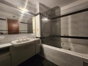 La salle de bains est pourvue d'une baignoire, d'un lavabo et d'une baignoire. dans l'établissement Departamento 3 ambientes a una cuadra de la playa - La Perla, à Mar del Plata