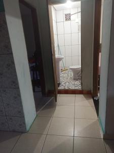a room with a bathroom with a toilet and a floor at Casa da Ilsinha in Lençóis