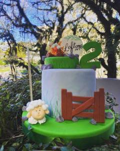 a cake with a fence and a sheep on it at LOFT.276 - CASA DE CAMPO in Bento Gonçalves