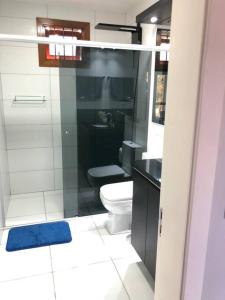 uma casa de banho com um WC e um lavatório em LOFT.276 - CASA DE CAMPO em Bento Gonçalves